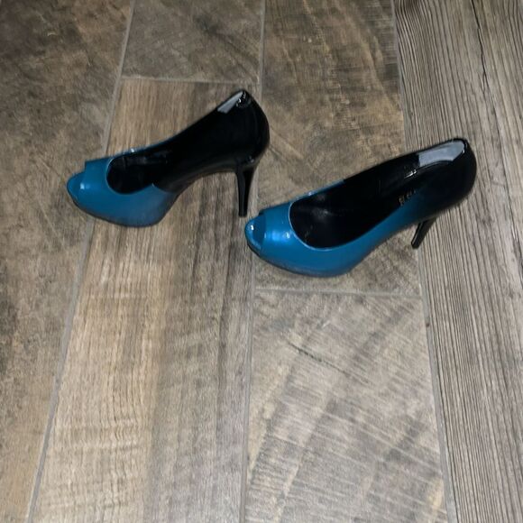 Vintage Guess two toned 4.5” stilettos peep toe pumps - Picture 4 of 6